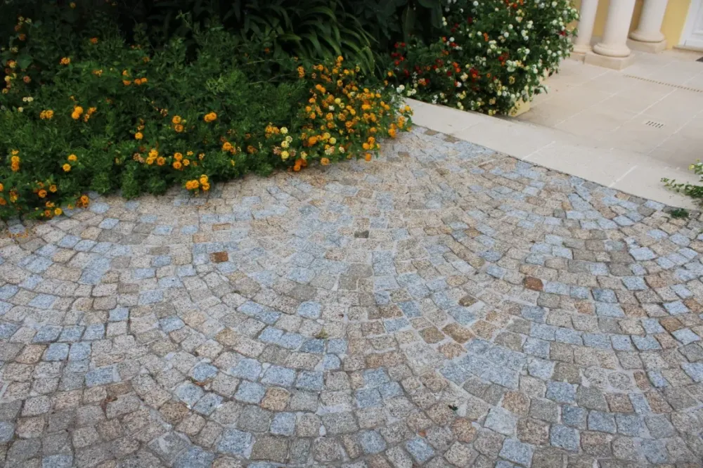 allée maison moquettes de pierres